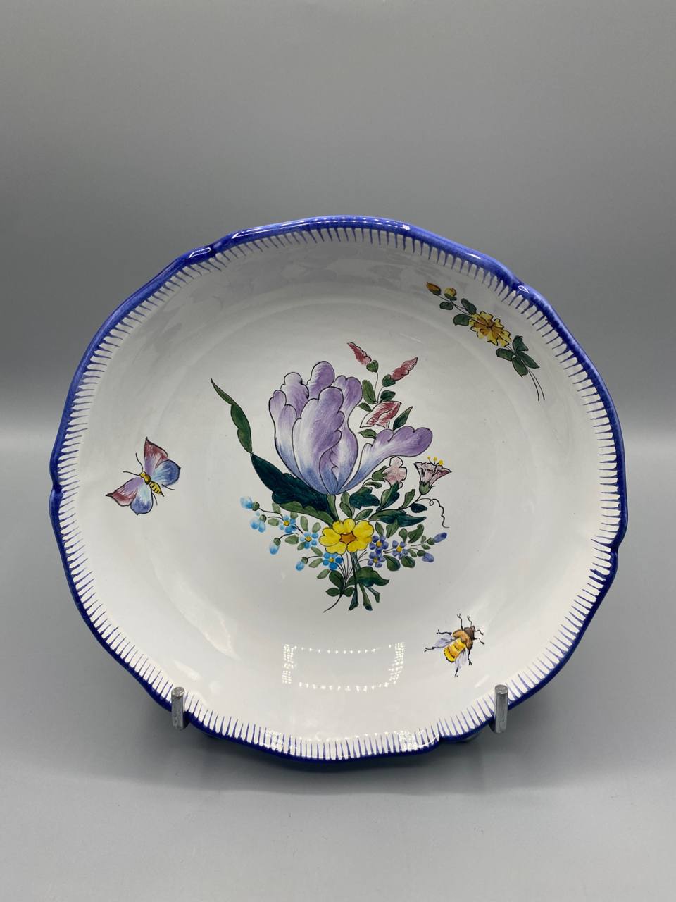 Assiette creuse Charolles – face, décor tulipe mauve, papillon et abeille peints main