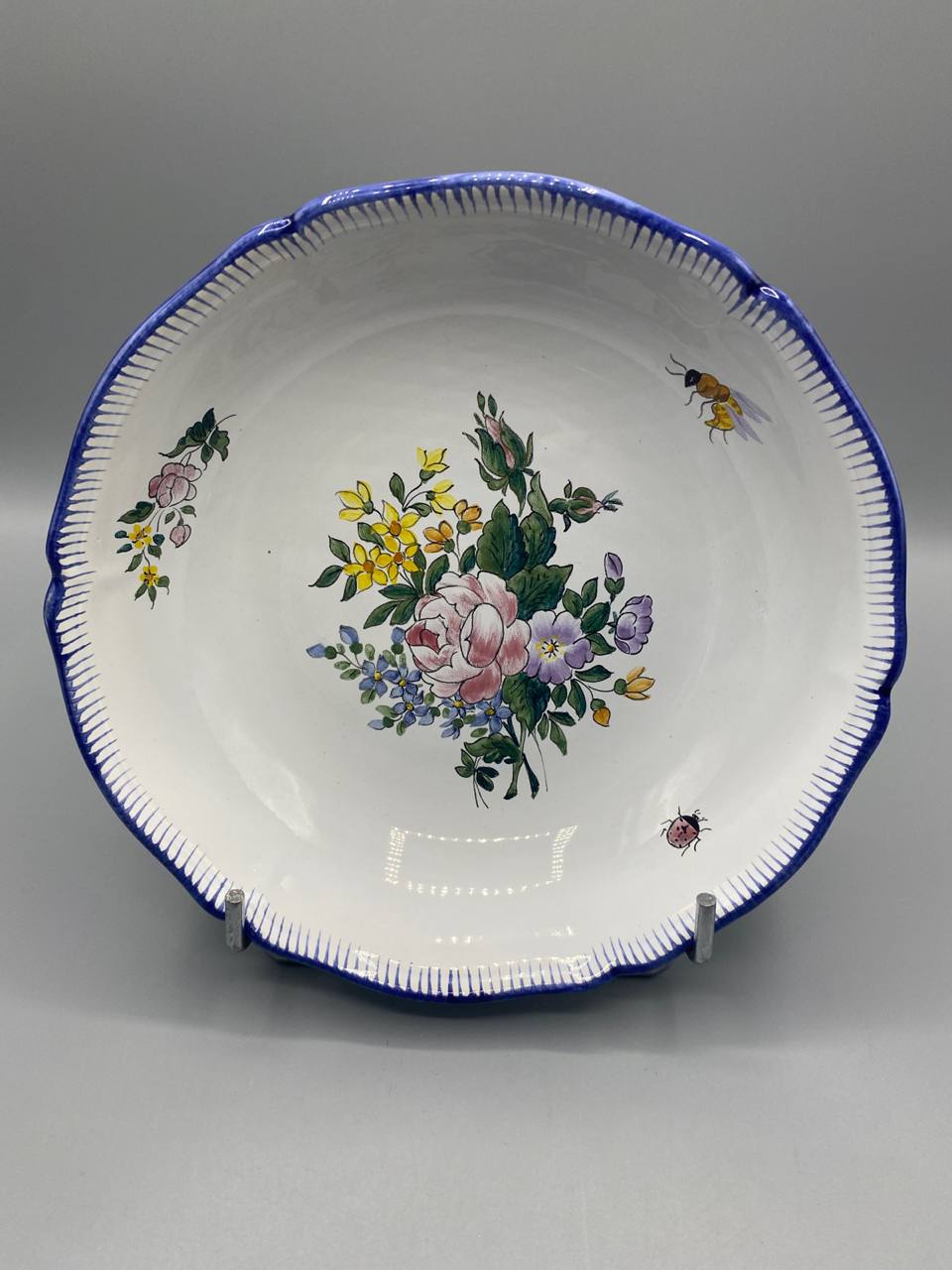 Assiette creuse Charolles – face, bouquet pivoine rose, abeille et coccinelle peints main