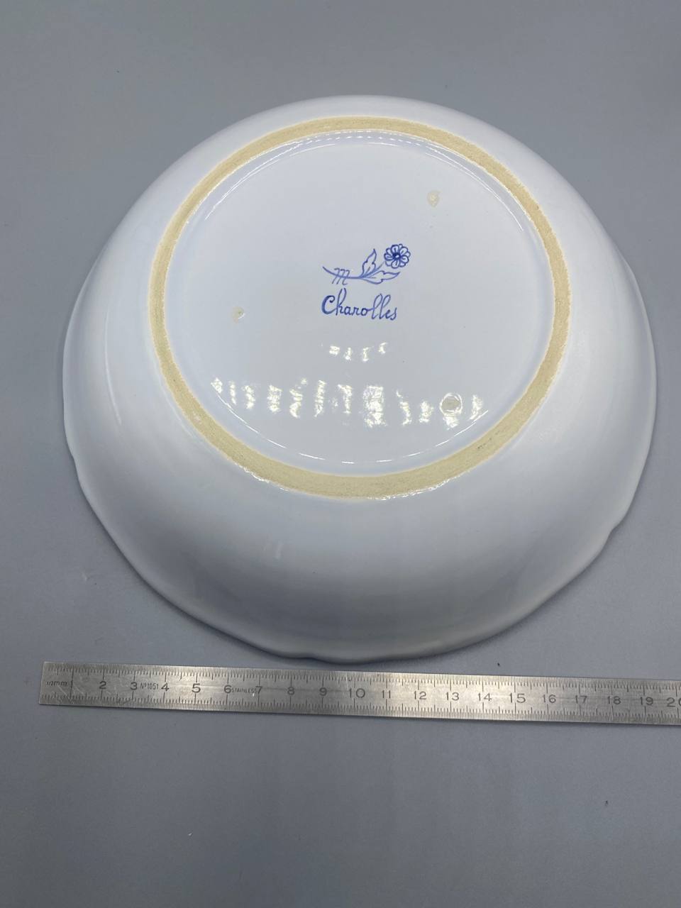 Revers de l'assiette – tampon m Charolles cursif, diamètre environ 20 cm