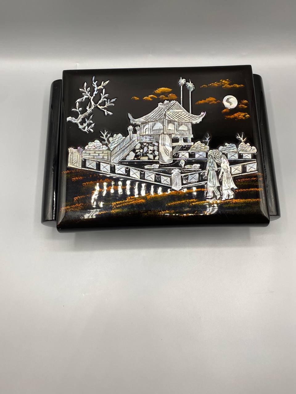 Coffret laqué noir intérieur rouge miroir
