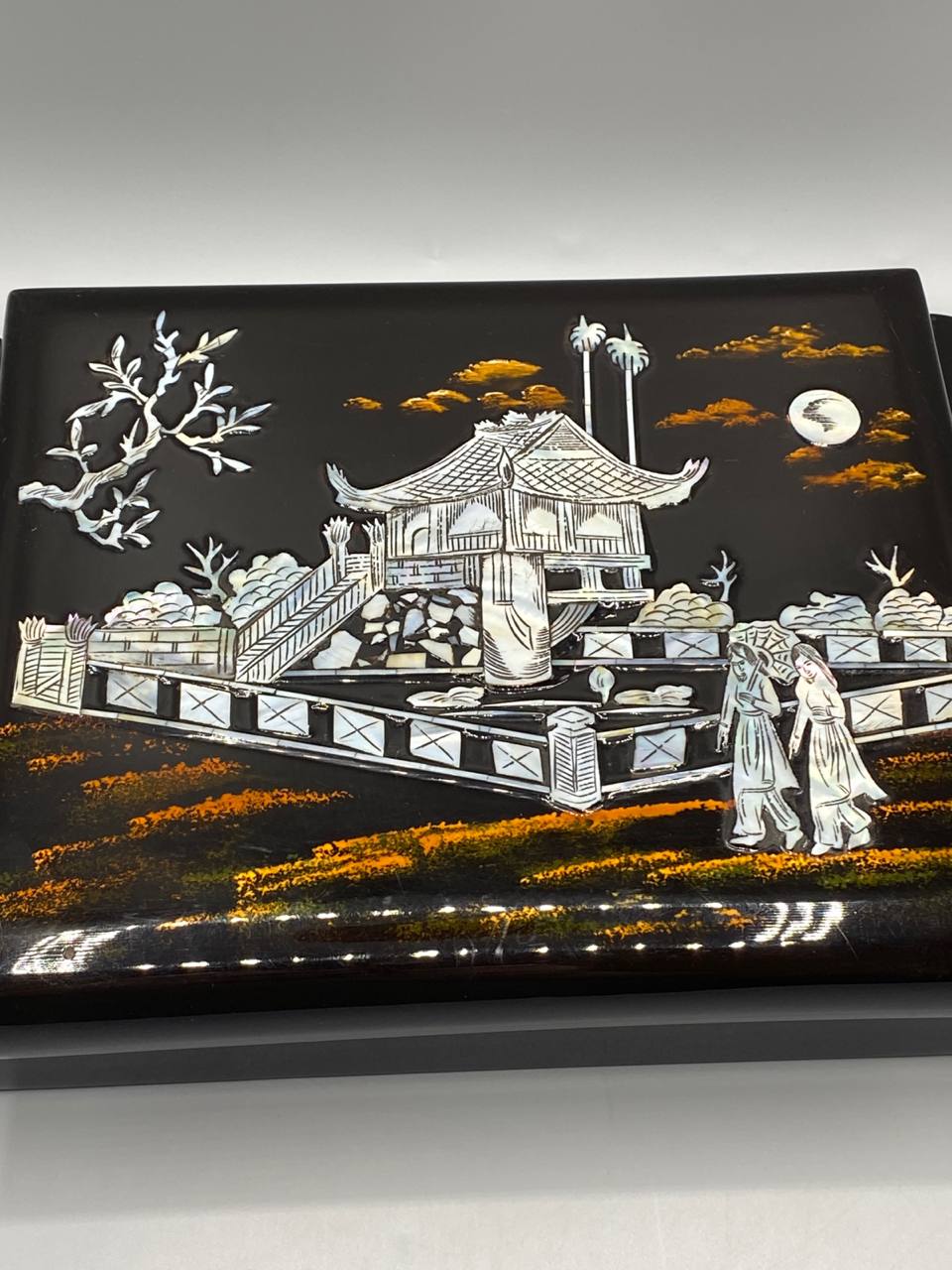 Coffret laqué noir intérieur rouge compartiment floral