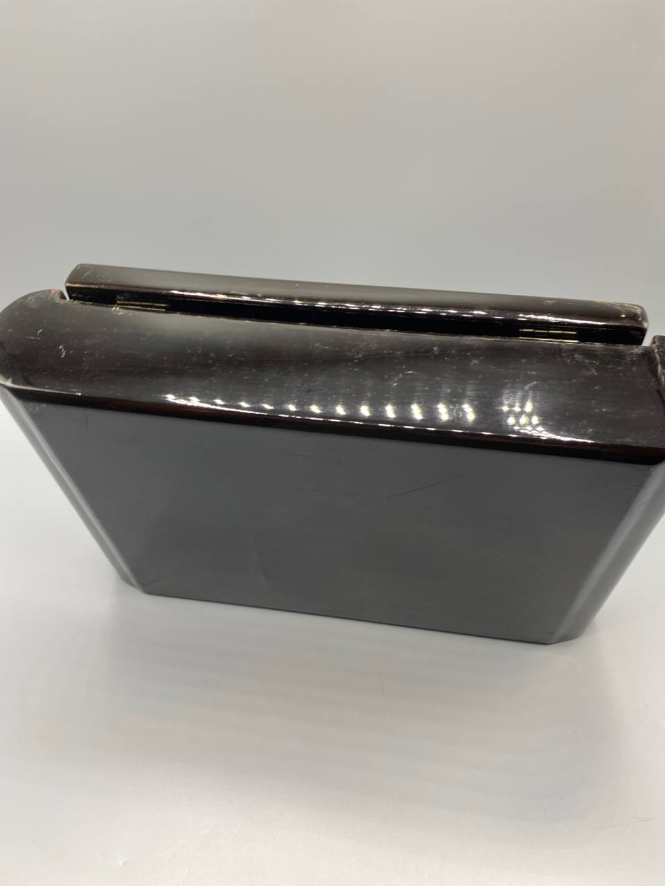 Vue de côté coffret laqué noir fermé