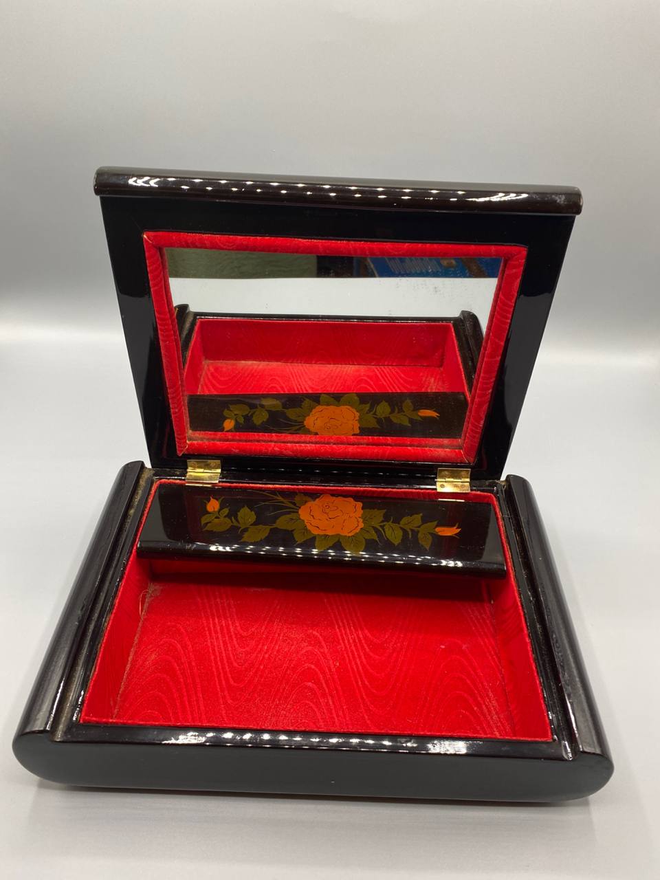 Vue de profil coffret laqué noir