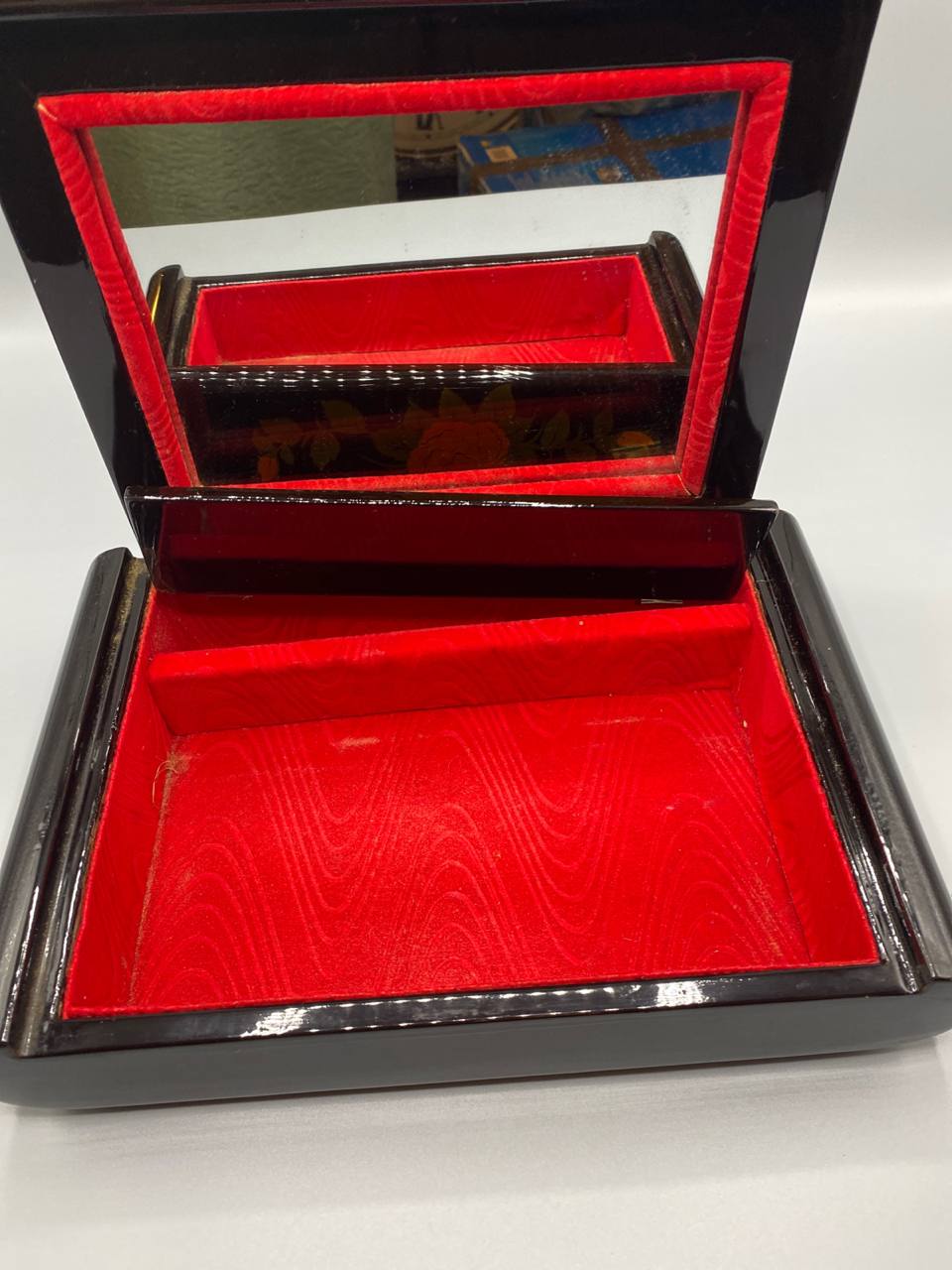 Vue de dessous coffret laqué noir
