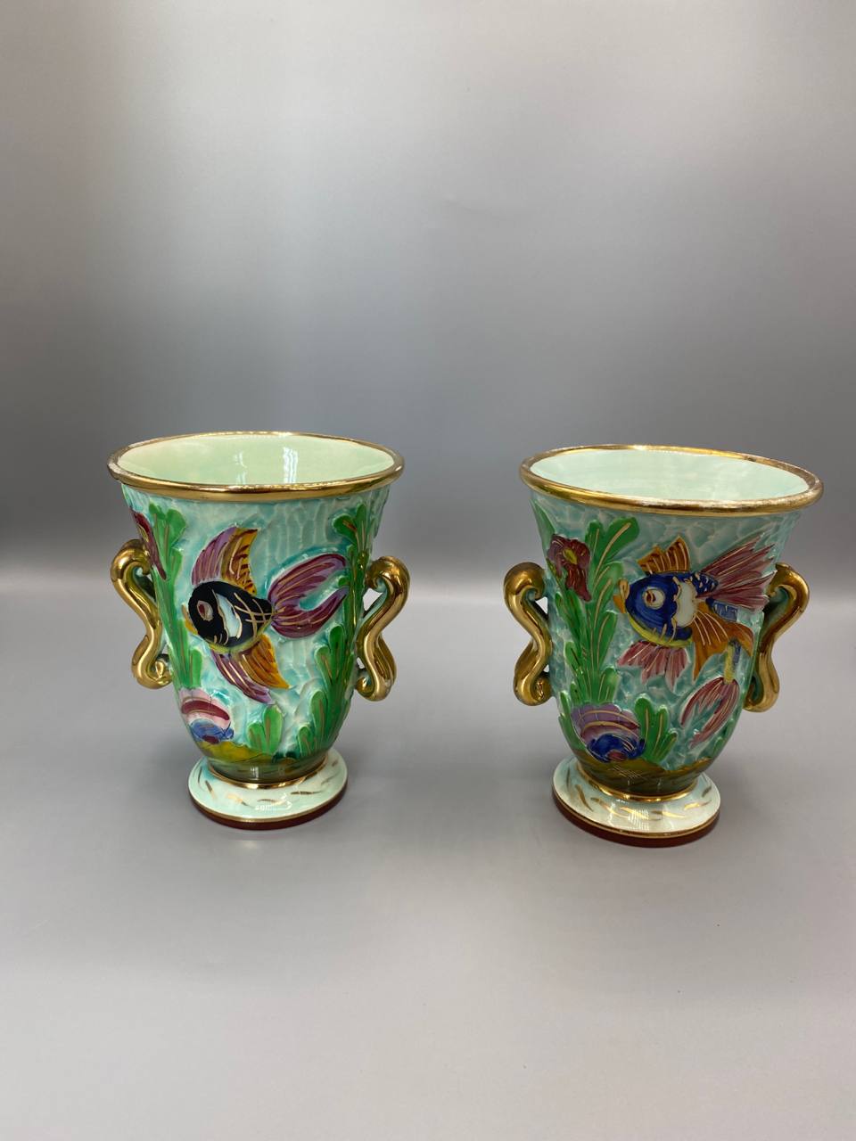 Paire de vases Cerdazur Monaco décor marin poissons algues vue de face