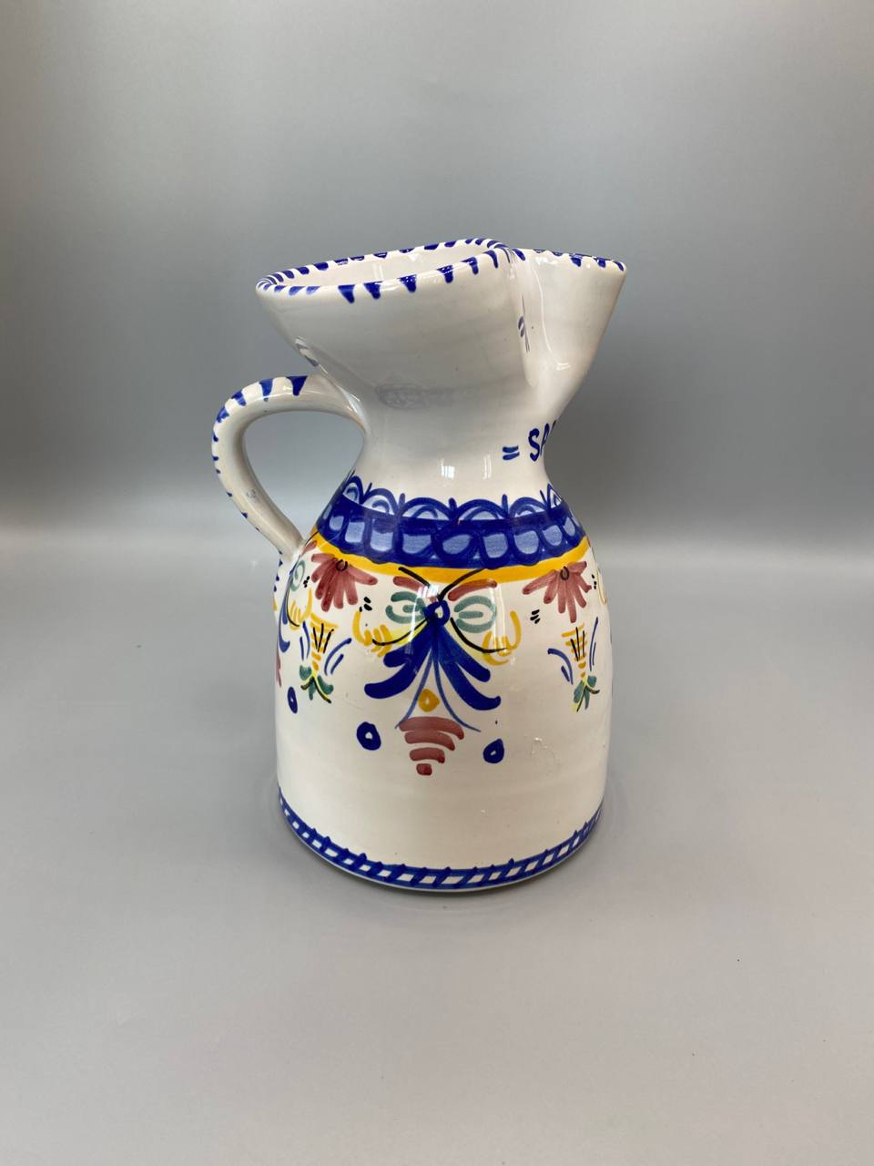 Vue de trois quarts cruche sangria décor floral bleu jaune