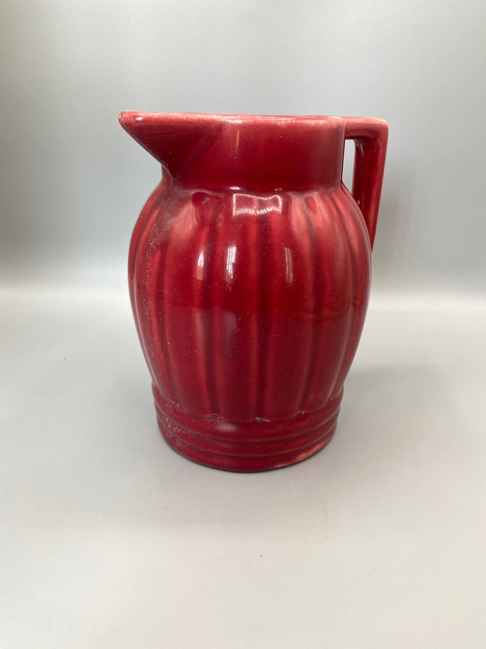 Pichet Onnaing modèle 114 émail rouge flambé vue de face