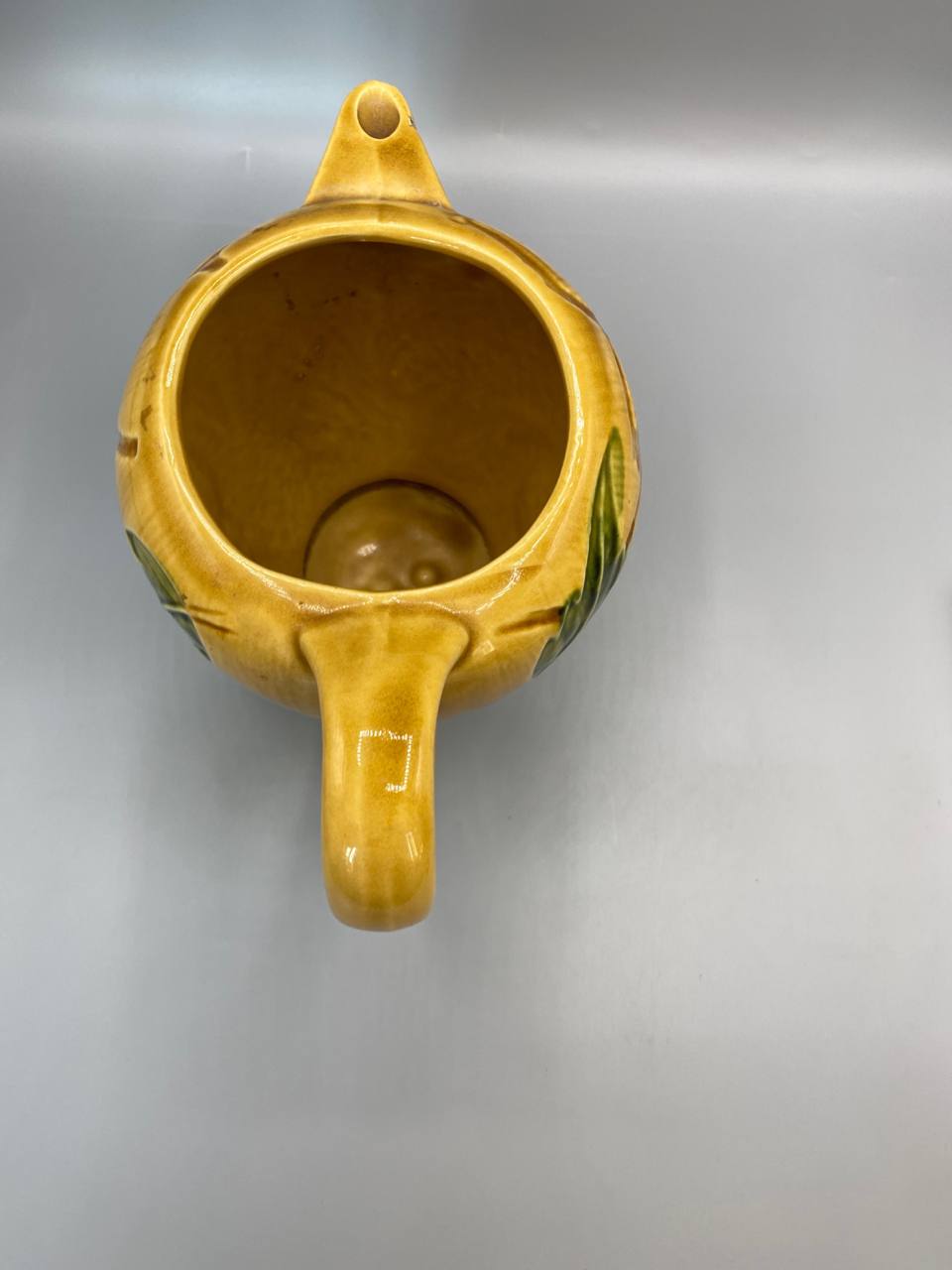 Vue de dessus intérieur pichet faïence jaune