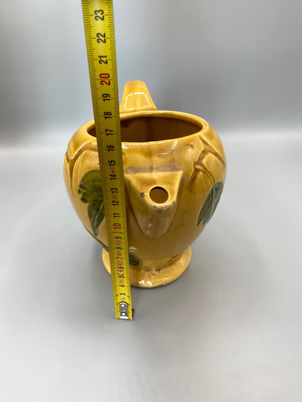 Mesure hauteur pichet faïence jaune environ 17 cm