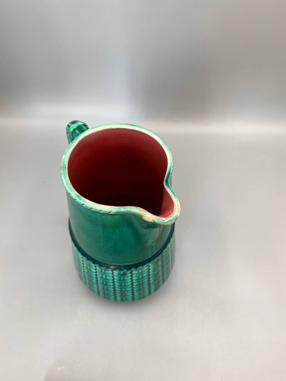 Vue de dessus intérieur rose framboise et éclats bec verseur