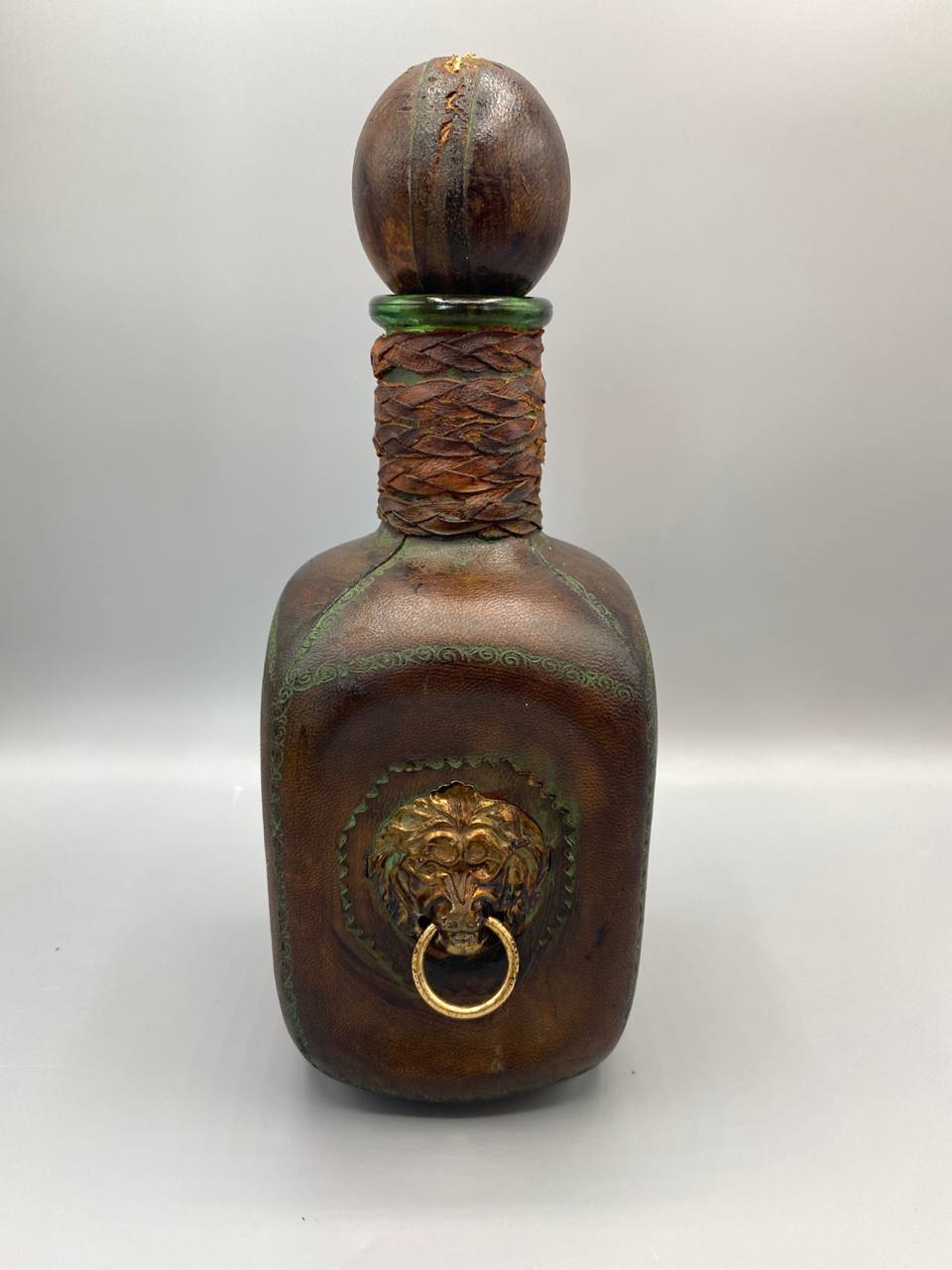 Flasque verre soufflé cuir estampé médaillon tête de lion laiton doré vue de face