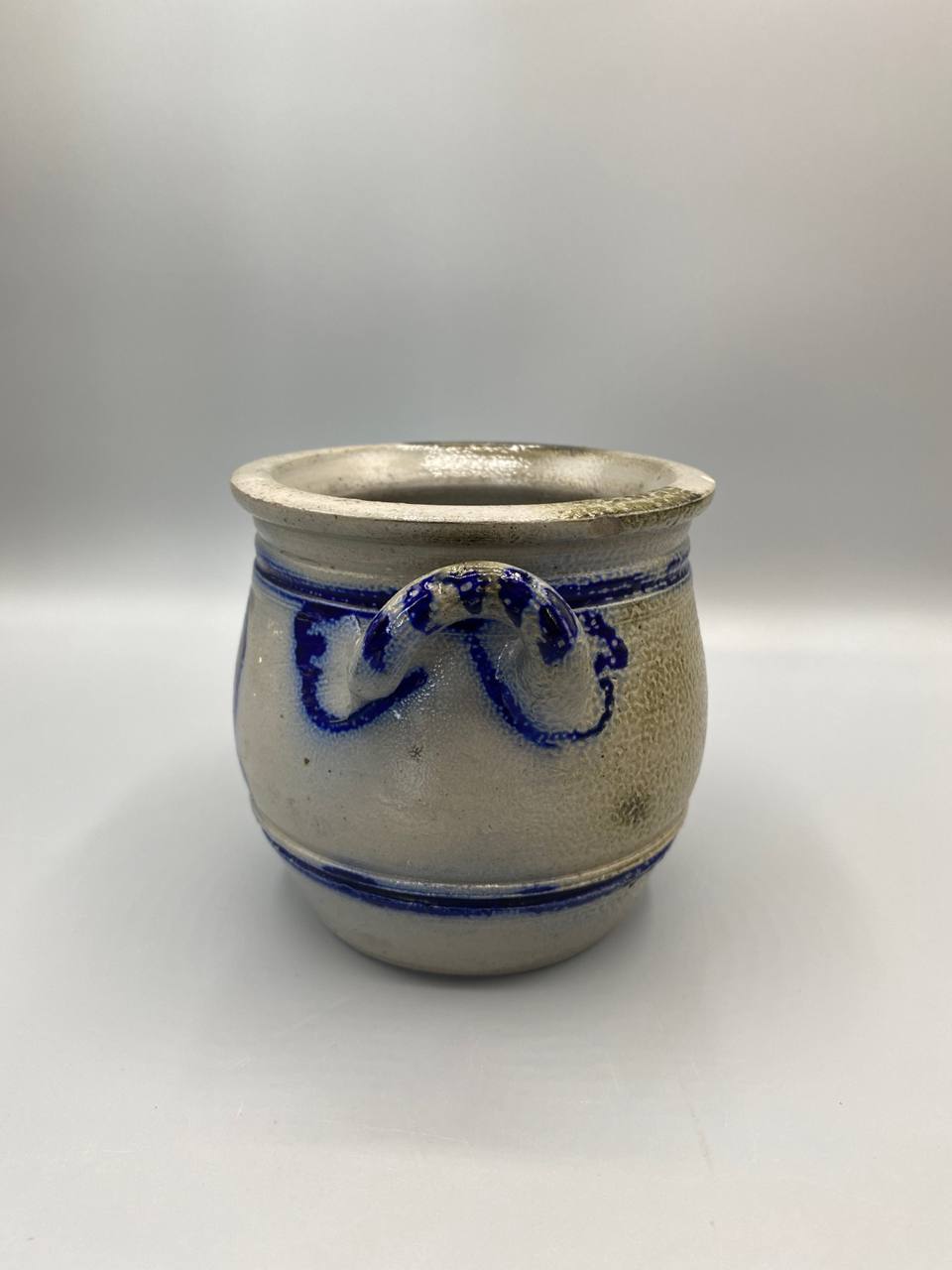 Vue de dos pot grès salé décor volutes cobalt