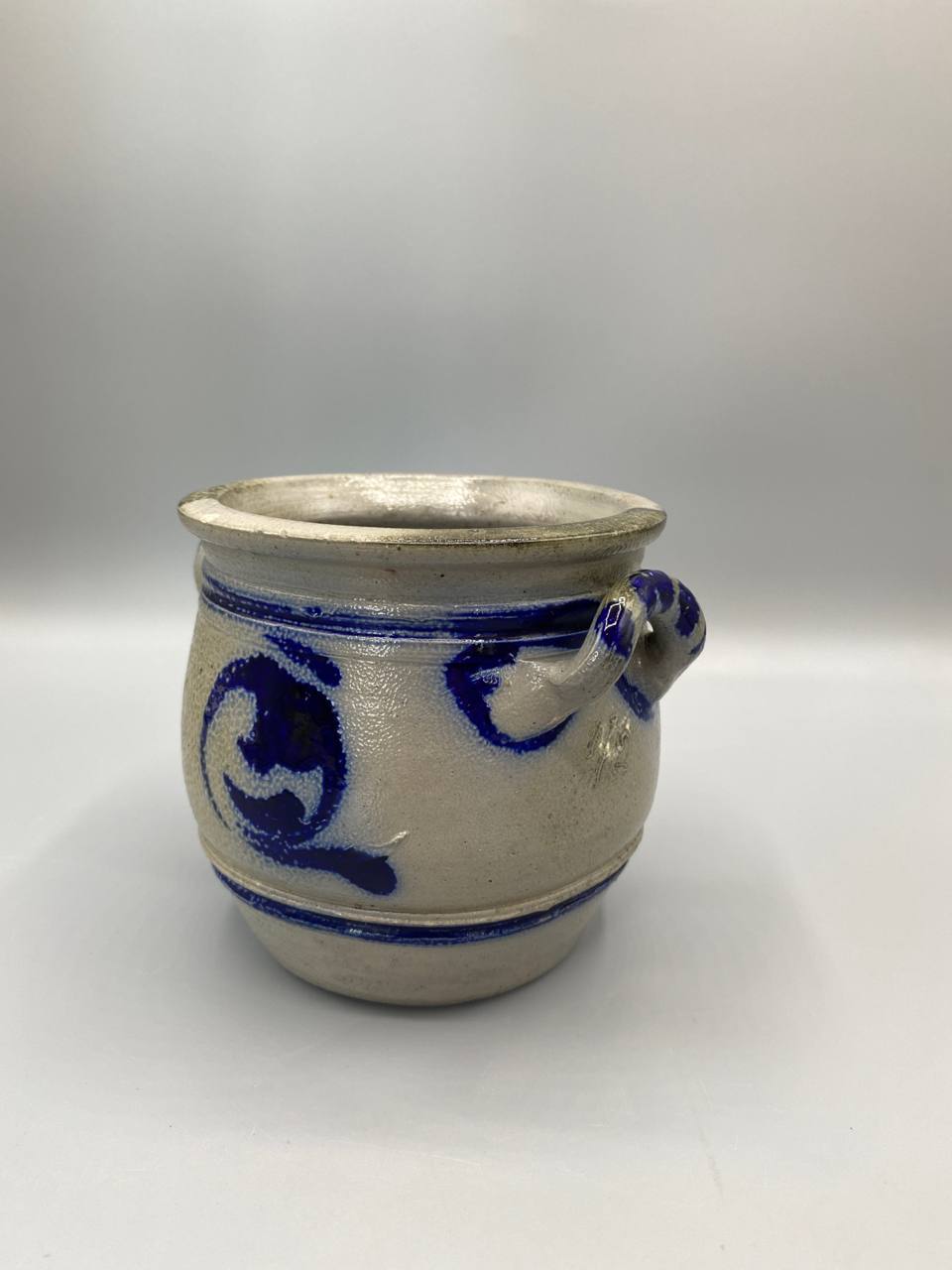 Vue de trois quarts pot grès salé anse anneau cobalt