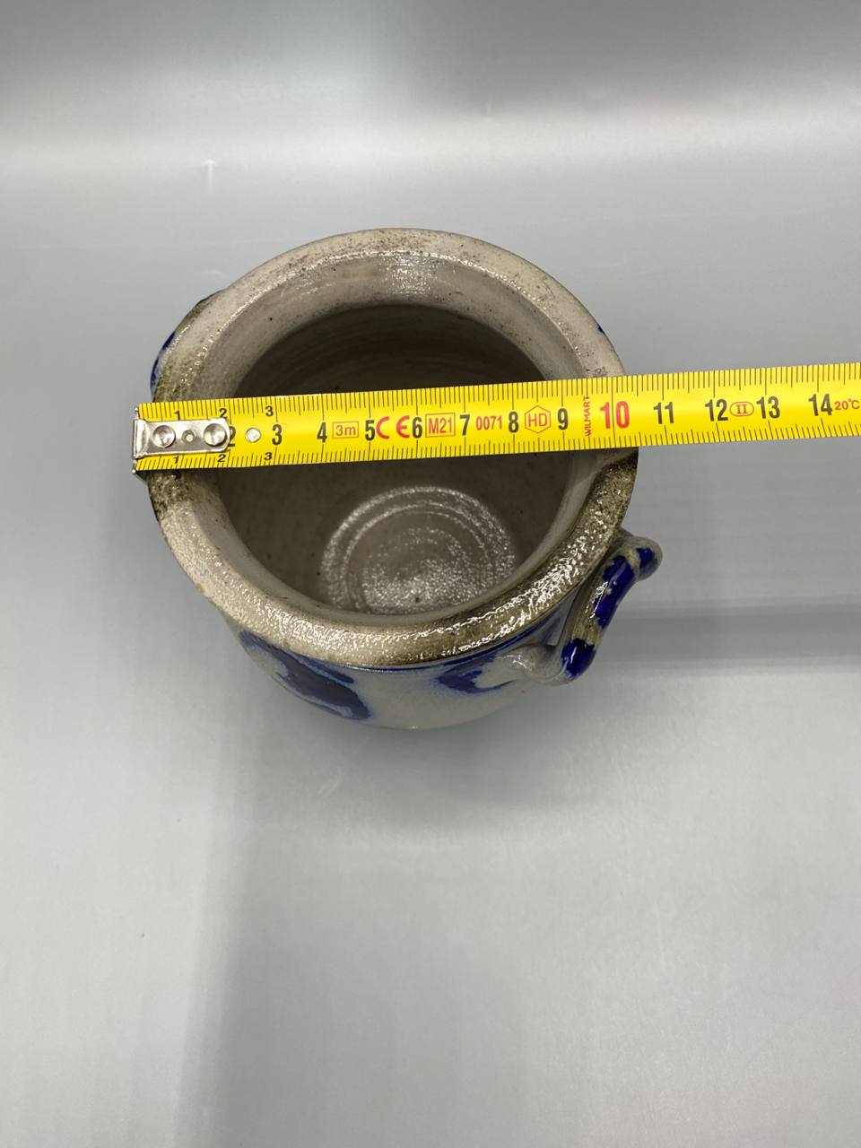 Vue de dessus intérieur pot grès salé diamètre environ 11 cm