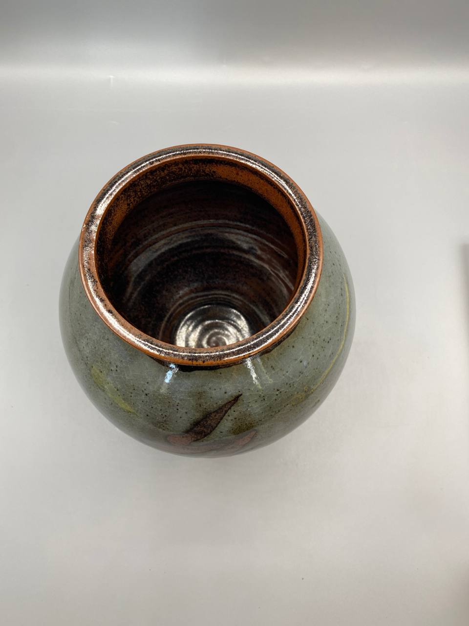Vue de dessus col émail brun cuivré métallisé vase boule grès