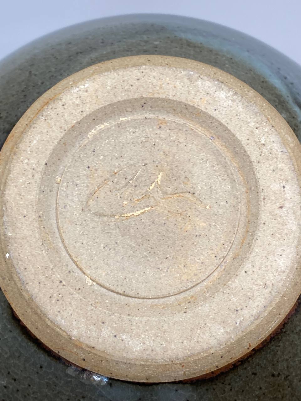 Paraphe céramiste gravé sous la base vase grès d'atelier