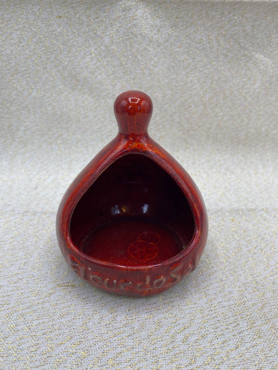 Salière fleur de sel céramique rouge flambée vue de face ouverture triangulaire