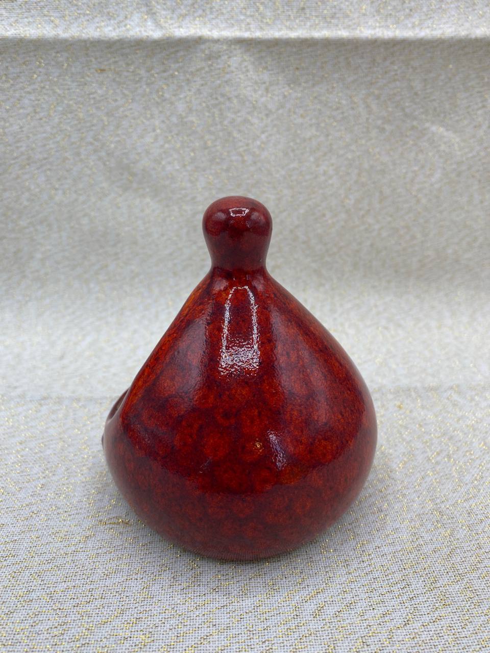 Vue de profil salière céramique rouge sang de bœuf bouton sphérique