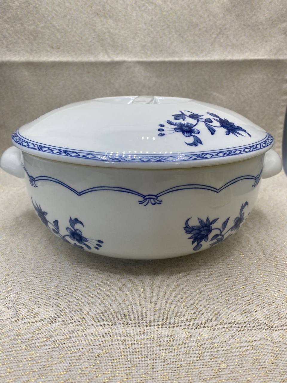 Soupière Porcelaine de Paris décor Vieux Chine fleurs bleues avec couvercle vue de face