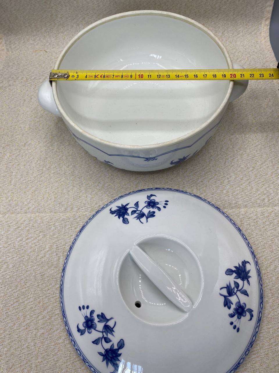 Soupière et couvercle séparés mesure diamètre environ 21 cm