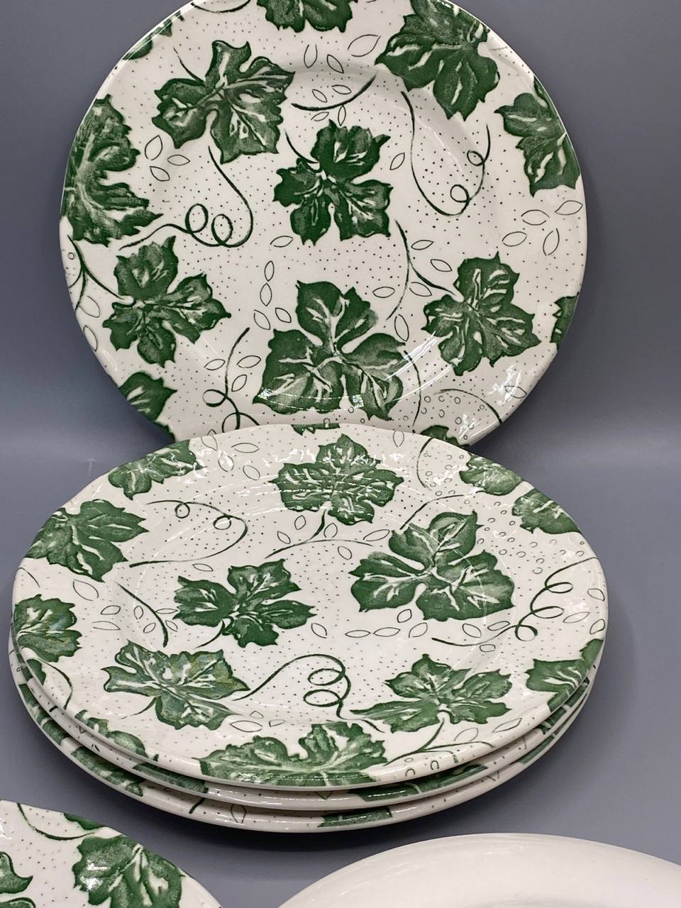 Détail décor Vignoble feuilles de vigne vertes assiettes Grindley