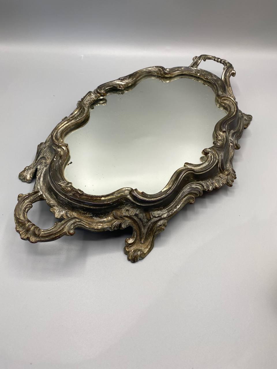 Plateau miroir coiffeuse métal argenté style Louis XV rocaille vue de face