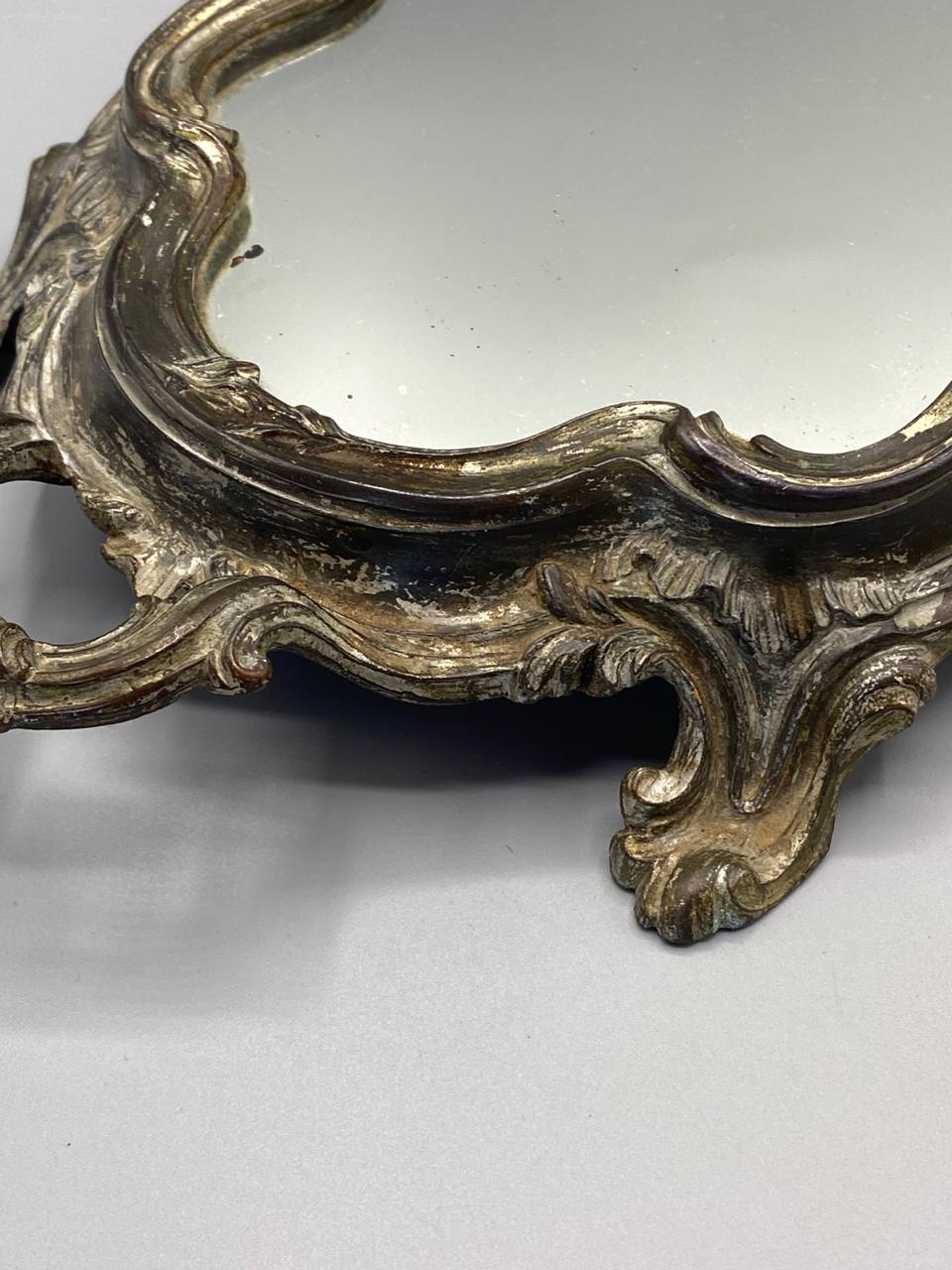 Détail cadre rocaille feuilles d'acanthe volutes métal argenté patiné