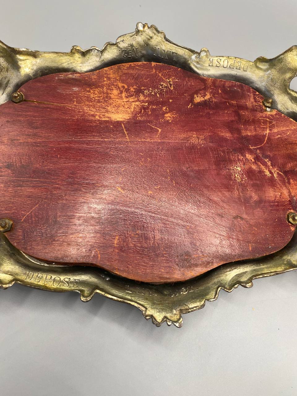 Dos plateau miroir bois teinté acajou mention Déposé en relief
