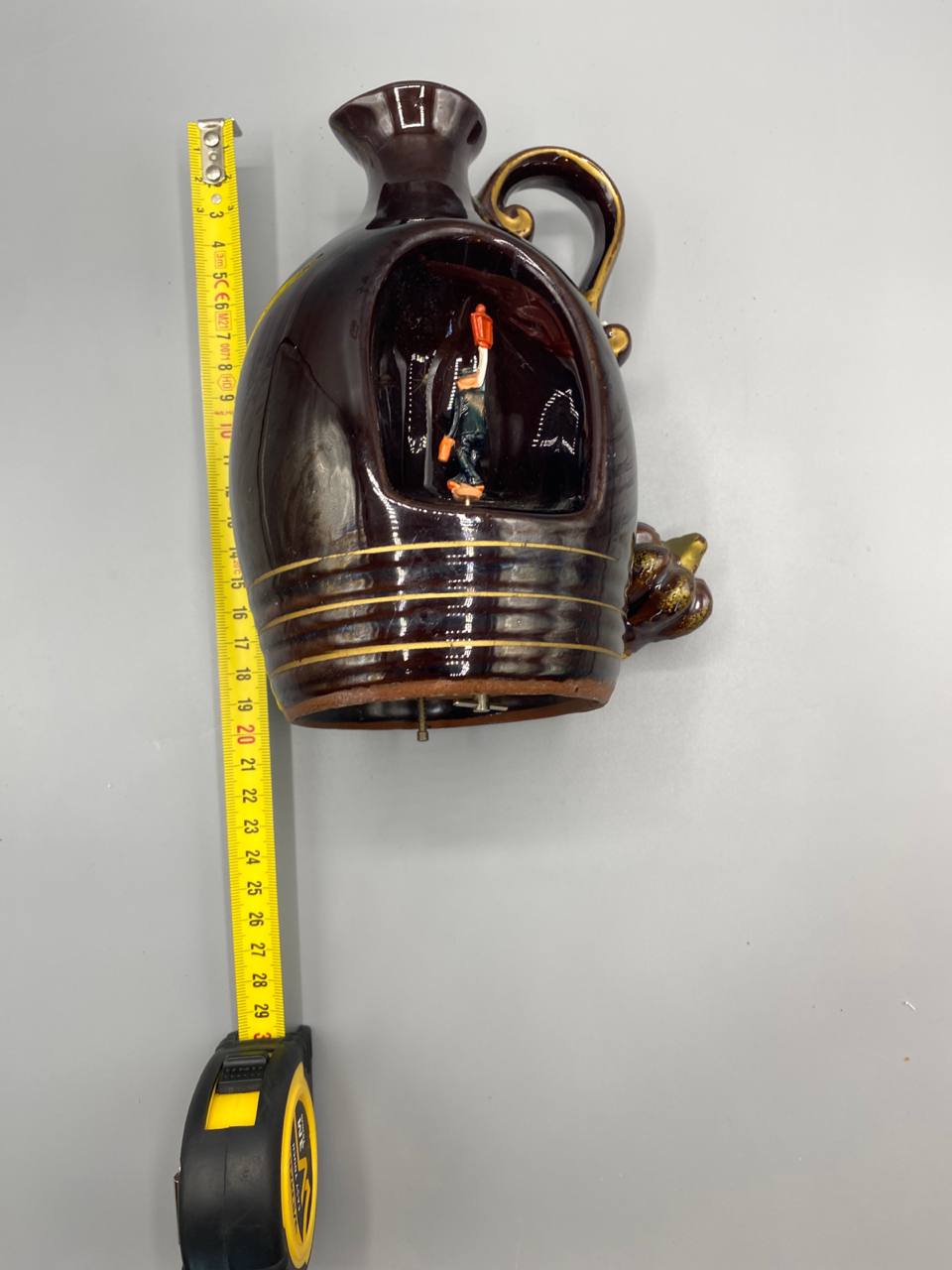 Mesure hauteur pichet musical céramique environ 27 cm mécanisme visible sous la base