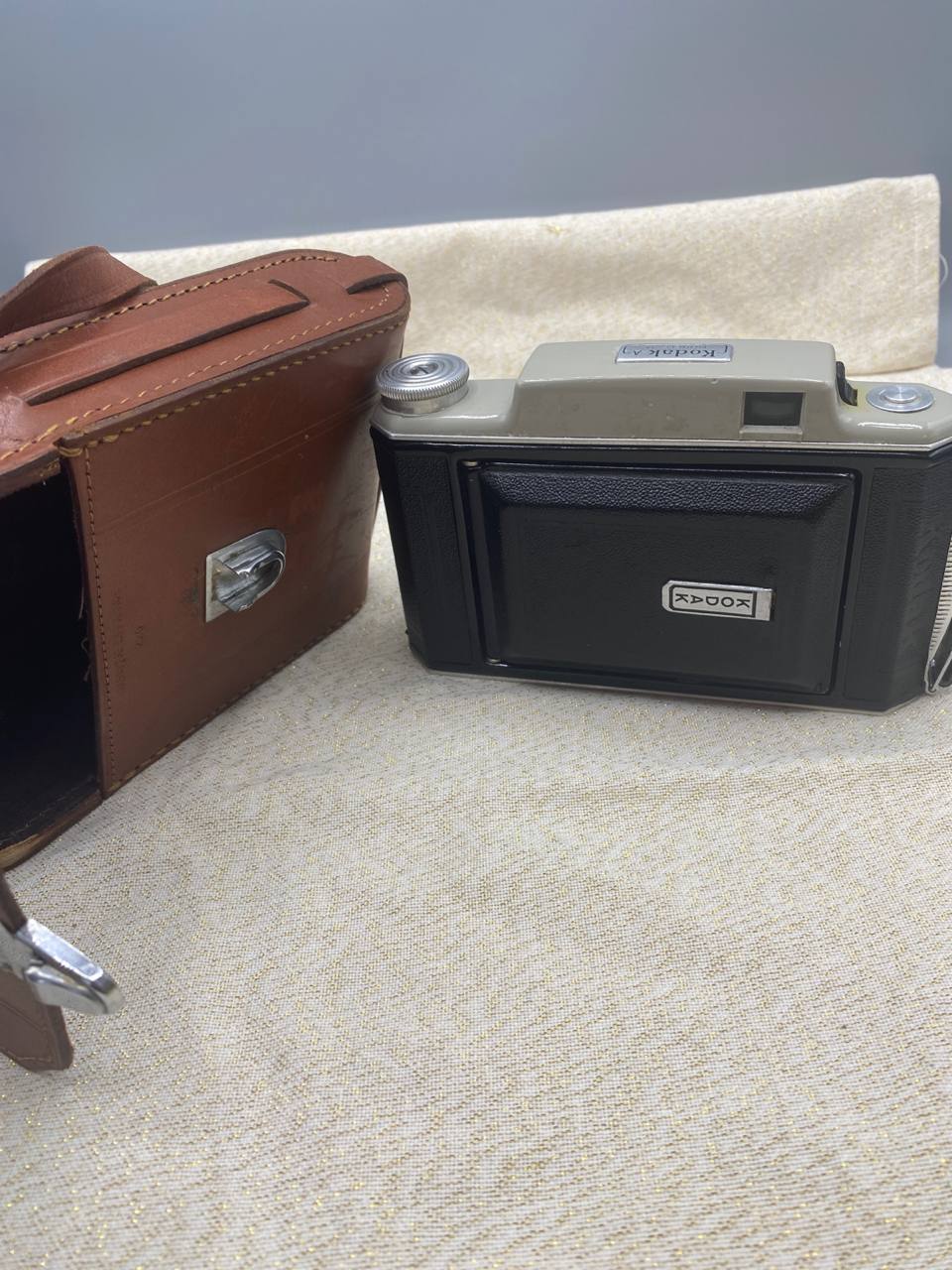 Kodak A Modèle 11 fermé vue de dos avec étui cuir ouvert