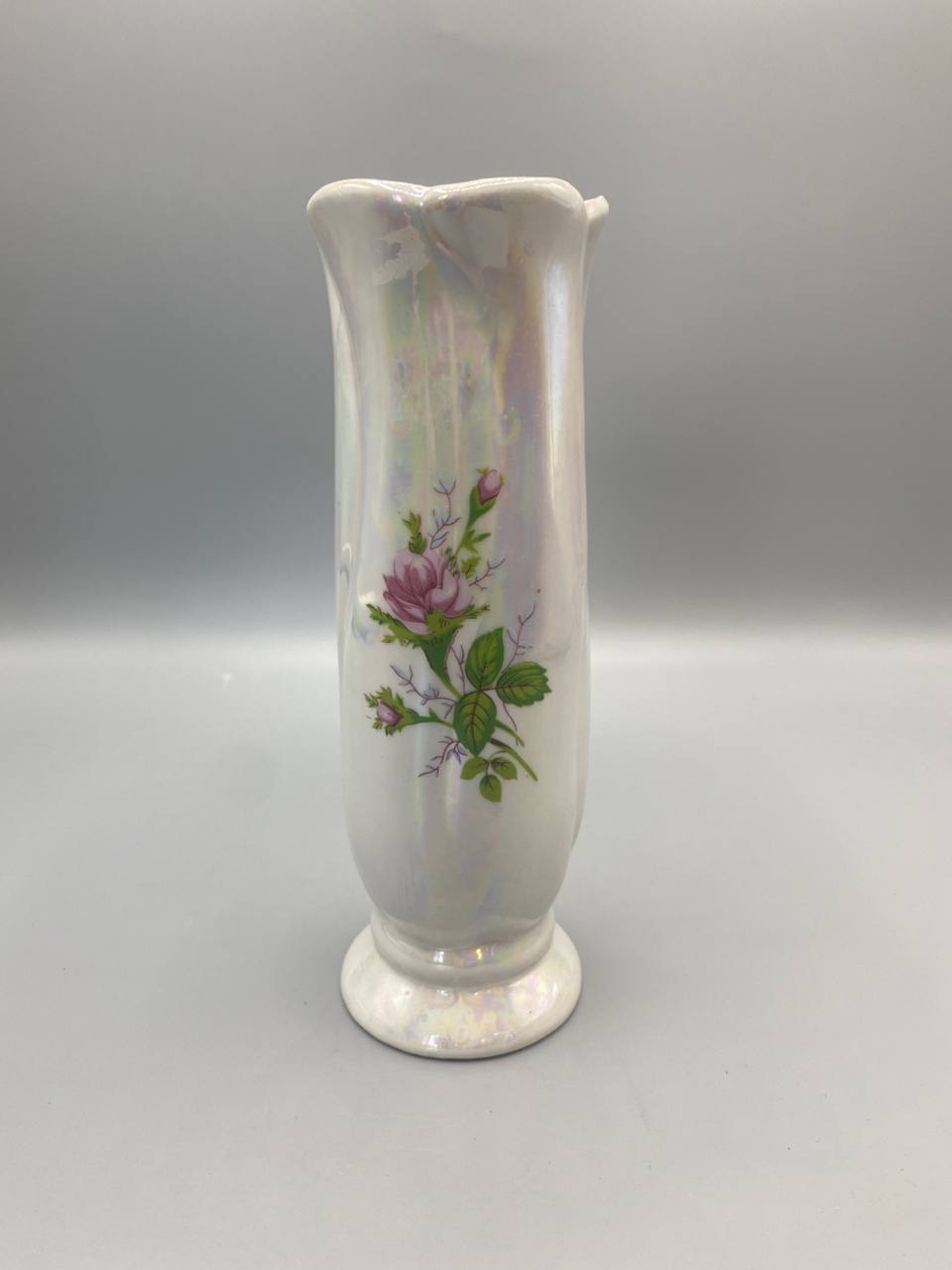Vase soliflore porcelaine irisee decor roses roses col festonne vue de face
