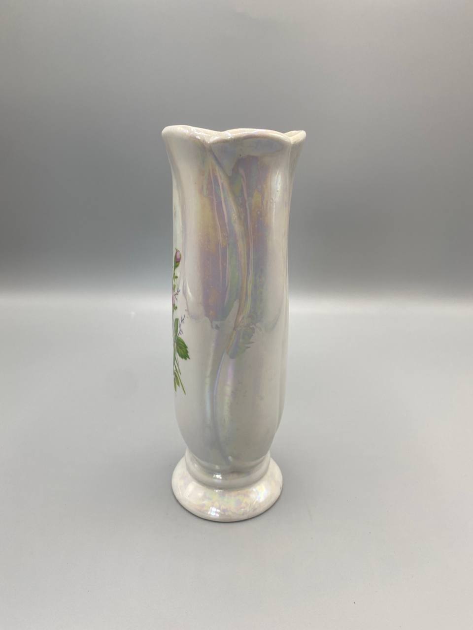 Vue de trois quarts vase soliflore porcelaine irisee reflets mauves dores