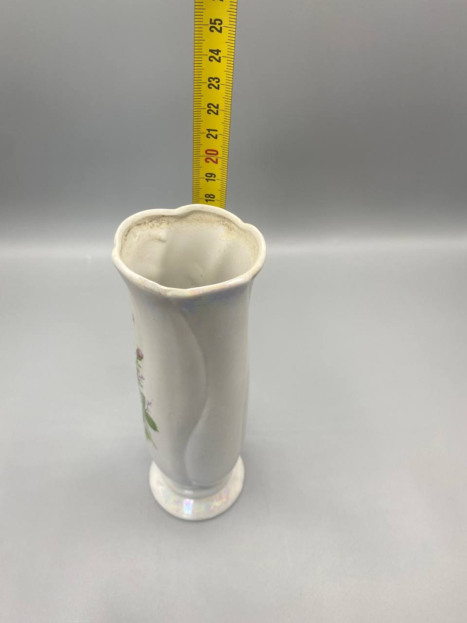 Mesure hauteur vase soliflore porcelaine environ 18 cm vue du dessus col festonne