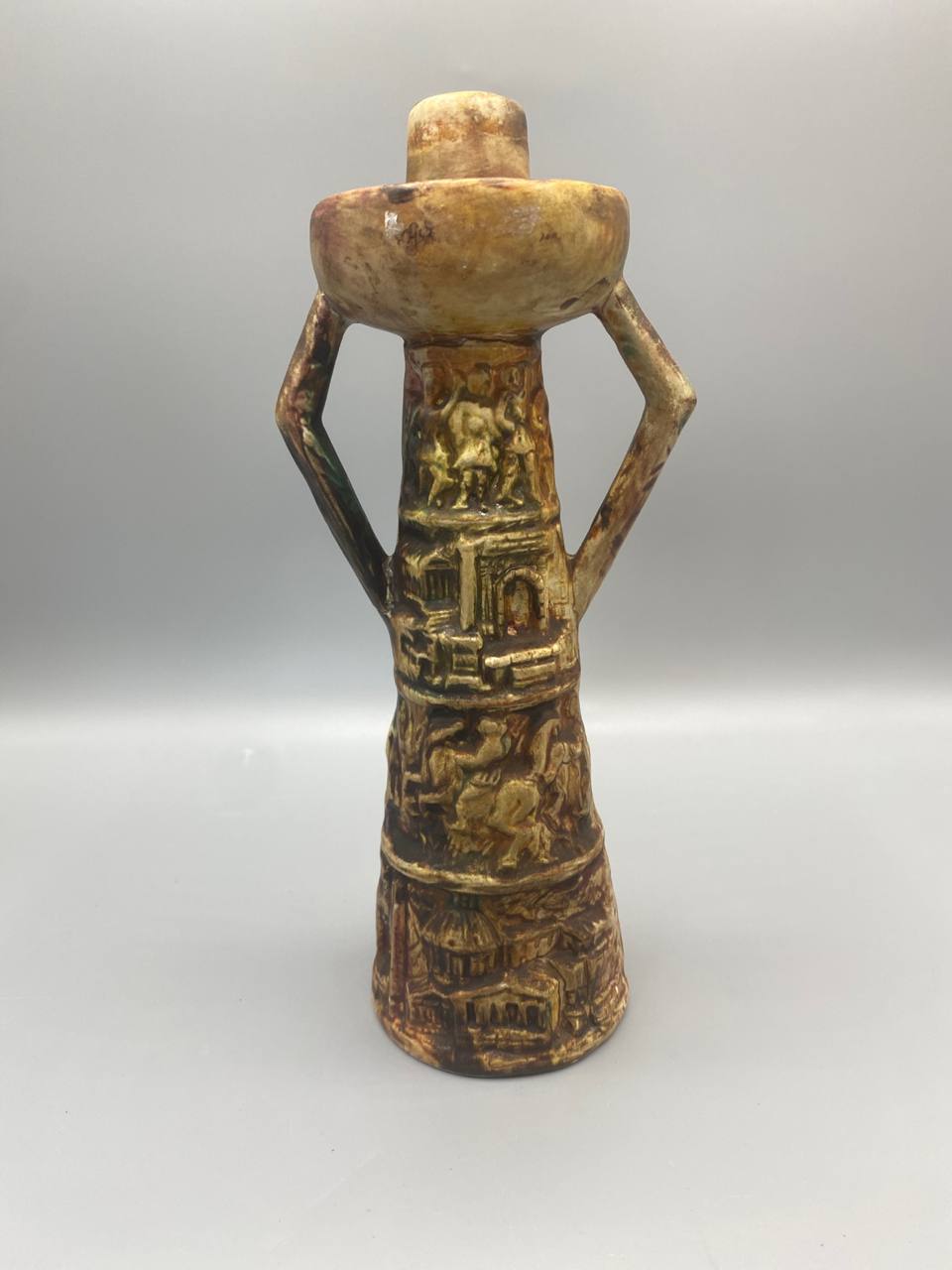 Vase bougeoir ceramique italienne decor antique en relief vue de face patine ocre bronze