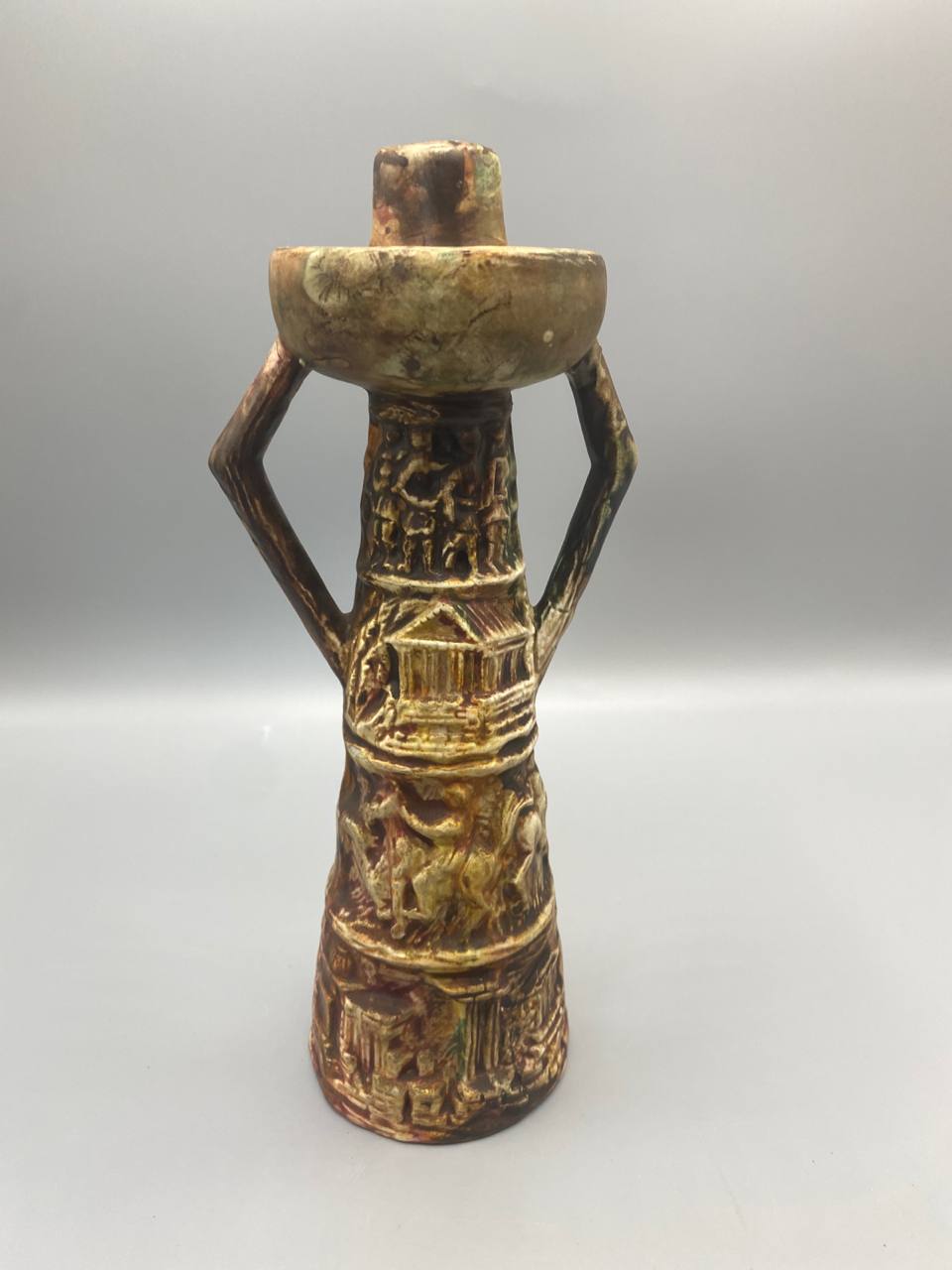 Vue de trois quarts vase ceramique italienne anses losangees decor scenes antiquite