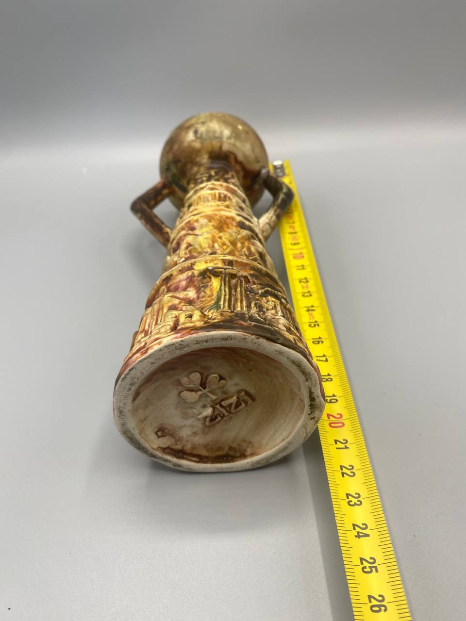 Vue de la base vase ceramique italienne signature trefle mesure hauteur 25 cm