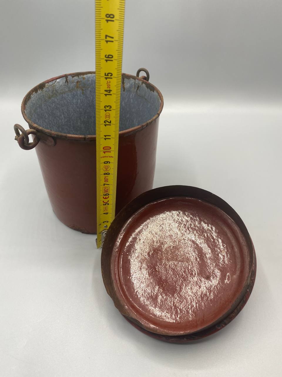 Intérieur bleu clair petit seau émaillé rouge brique couvercle posé à côté mesure hauteur 14 cm