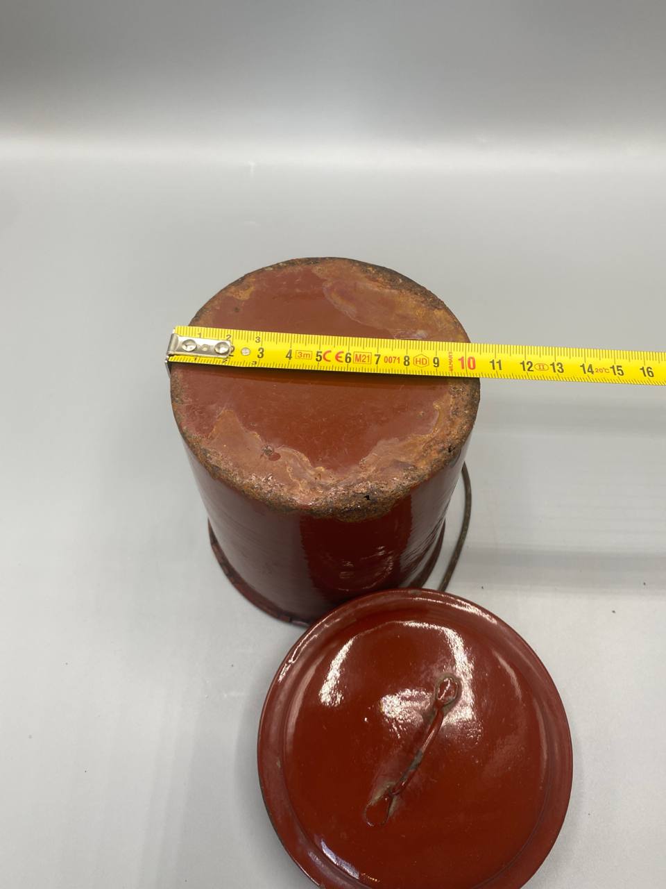Vue de la base petit seau émaillé rouge brique diamètre 10 cm couvercle posé