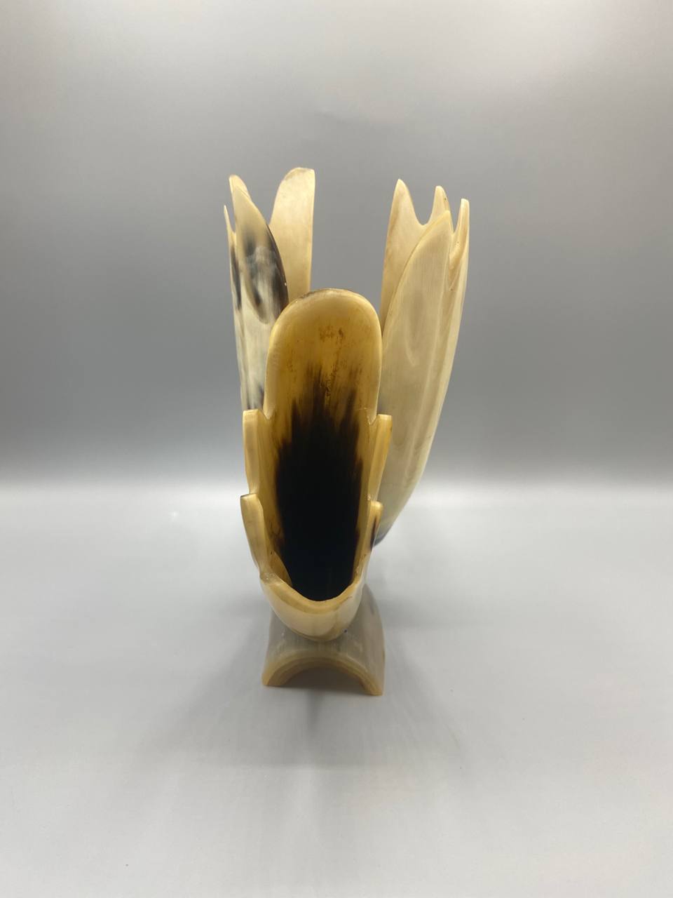 Grand cygne sculpte corne naturelle ailes deployees vue de face cou tendu