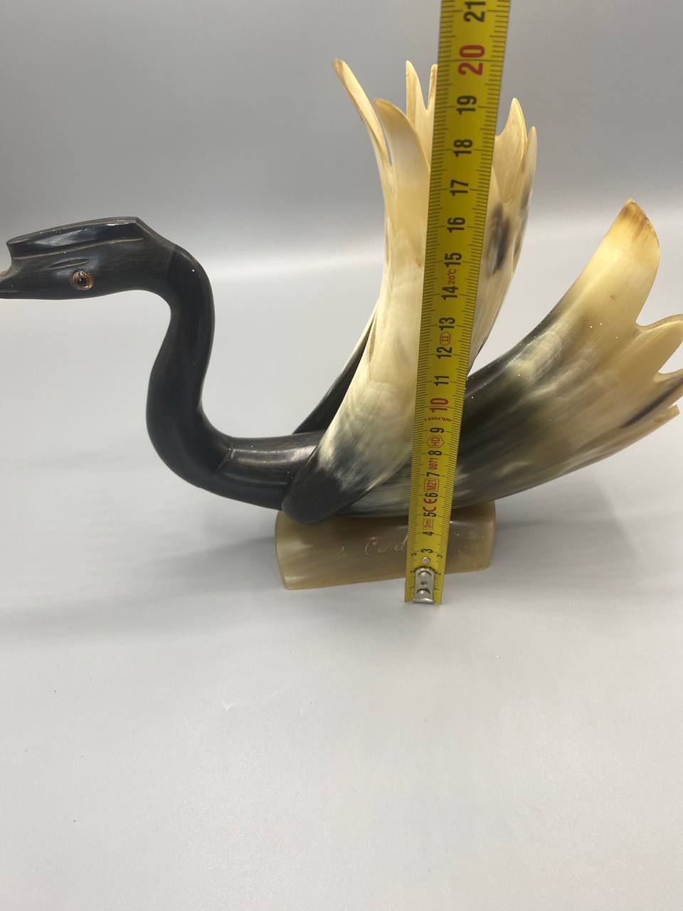 Mesure longueur cygne corne sculptee environ 28 cm vue de profil