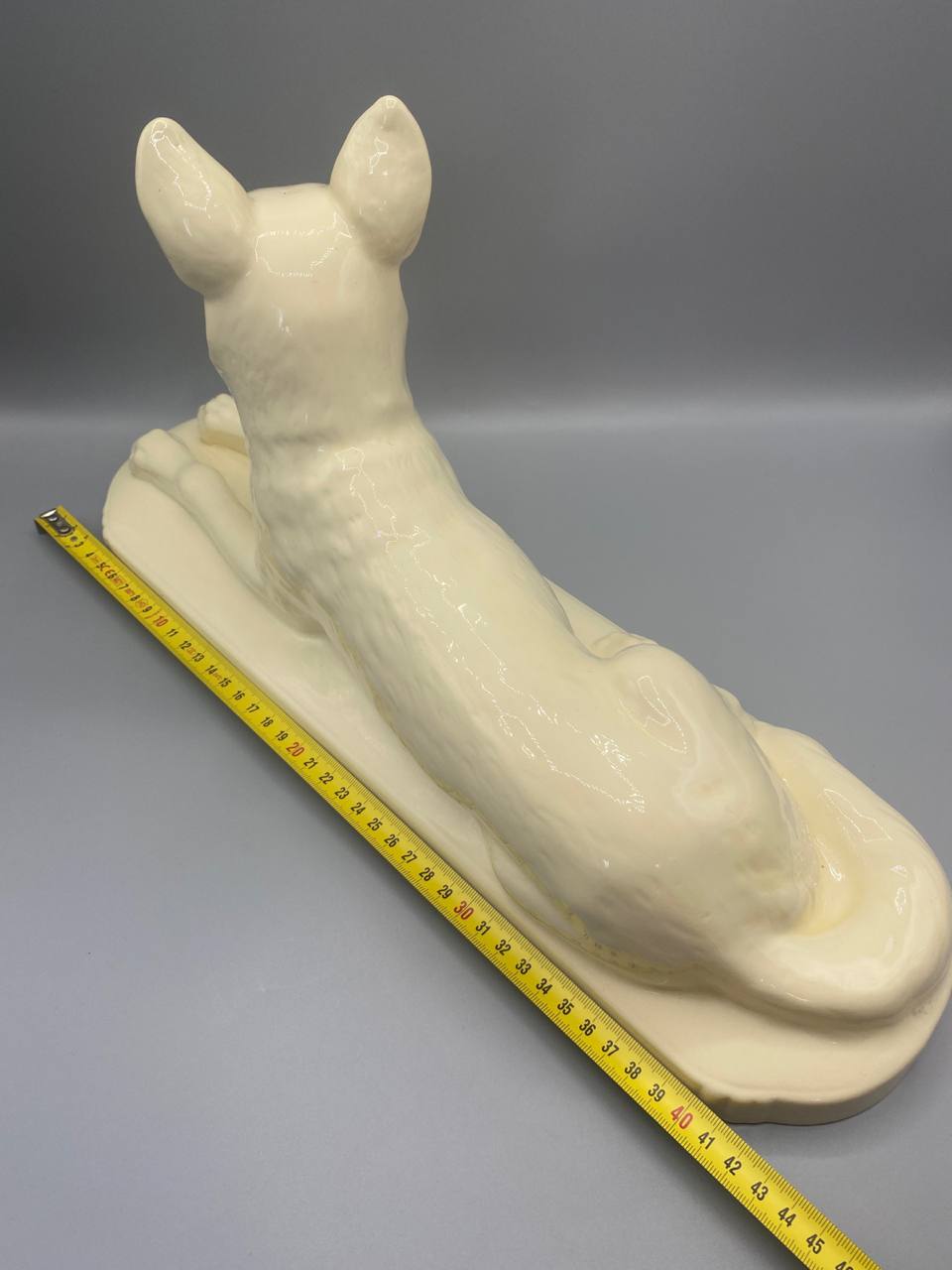 Vue de dos berger allemand ceramique ivoire mesure longueur 40 cm