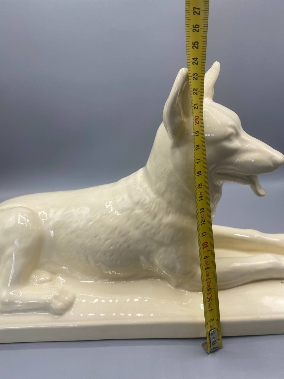 Vue de profil berger allemand ceramique ivoire mesure hauteur 20 cm