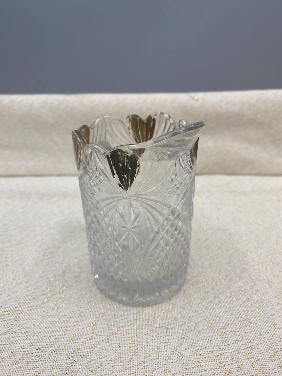 Vue de dessus crémier verre pressé col festonné doré décor étoiles losanges