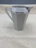Crémier porcelaine Art Déco octogonal filets platine Umosa vue de face bec verseur