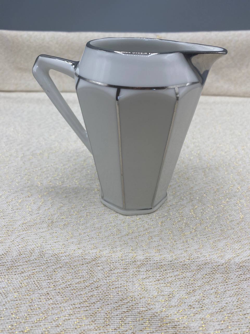 Crémier porcelaine Art Déco octogonal filets platine Umosa vue de face bec verseur