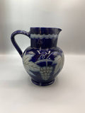 Pichet faïence bleu cobalt décor vigne barbotine Oberbetschdorf vue de face anse
