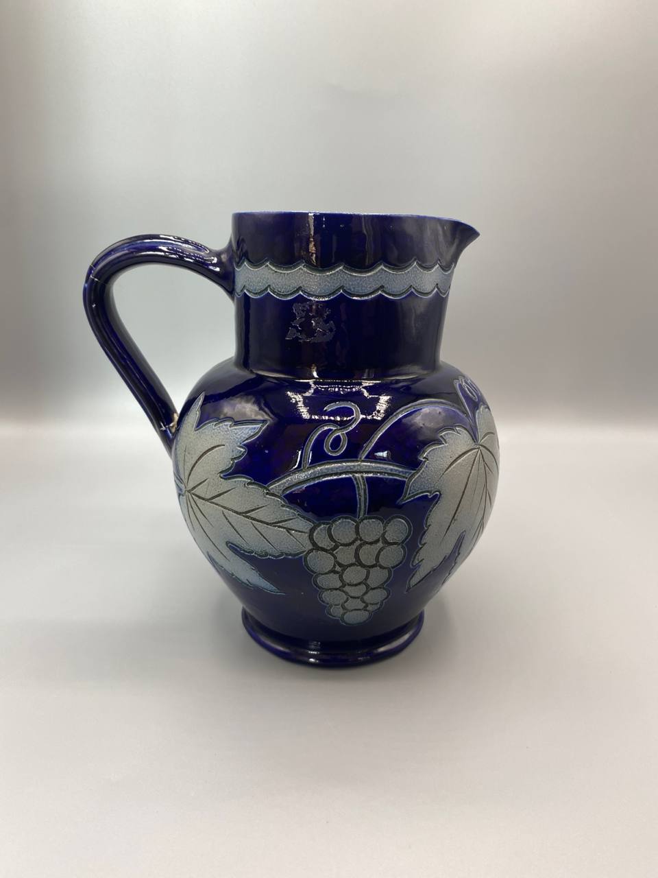Pichet faïence bleu cobalt décor vigne barbotine Oberbetschdorf vue de face anse