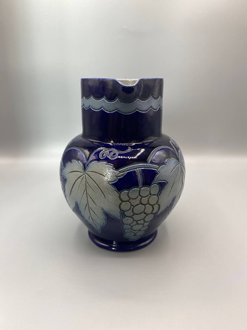 Vue de face sans anse pichet faïence bleu cobalt décor feuilles vigne grappe