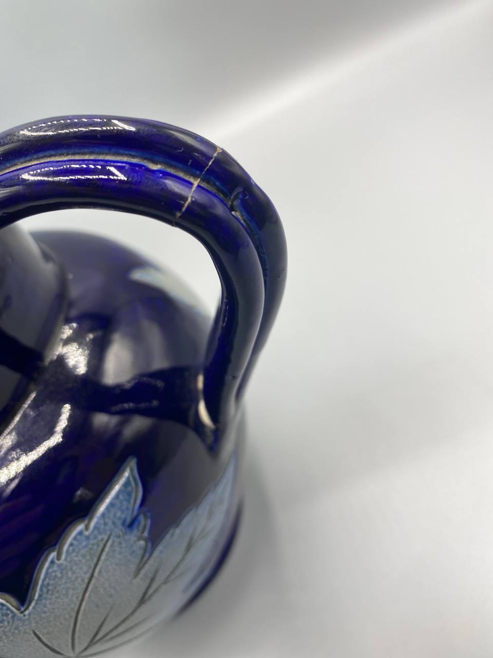 Détail fissure anse pichet faïence bleu cobalt Oberbetschdorf