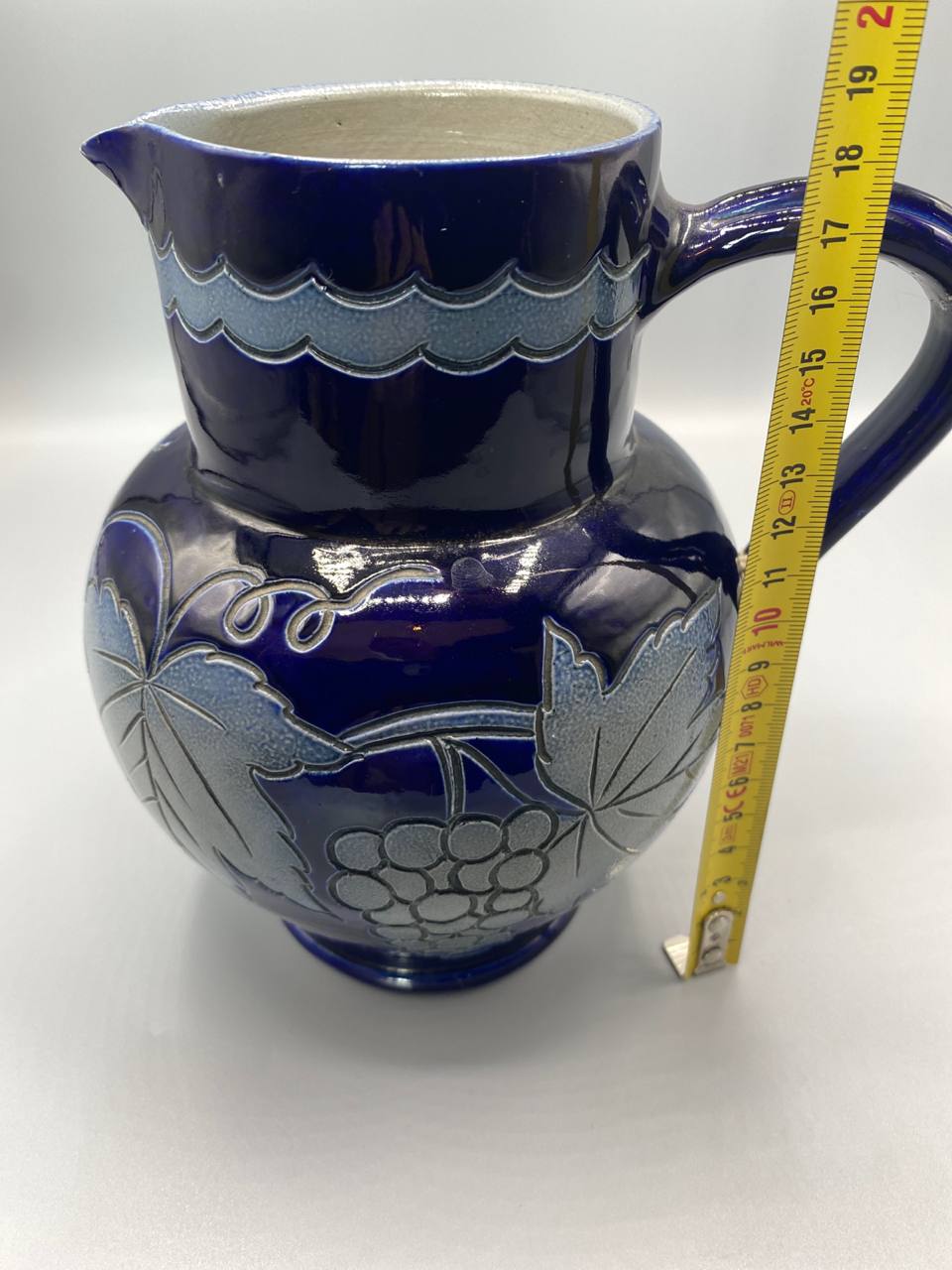 Mesure hauteur pichet faïence bleu cobalt environ 19 cm décor vigne